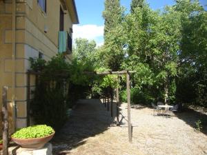 um jardim com uma pérgula ao lado de um edifício em Luxury country nel Cilento e piscina em Monte San Giacomo