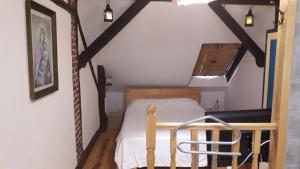a small room with a bed in a attic at Residence Gölsch 161 in Sînpetru