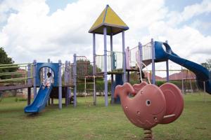 - une aire de jeux pour enfants dans un parc dans l'établissement The Sparrow Hotels, à Soroti