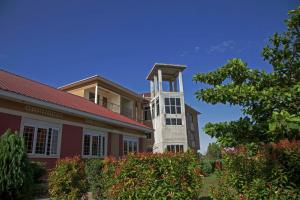 ein Gebäude mit einem Uhrturm darüber in der Unterkunft The Sparrow Hotels in Soroti