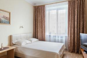 1 dormitorio con cama blanca y ventana en TRUSThome, en Minsk