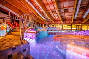 Bazén v ubytování Ametiszt Hotel Harkány nebo v jeho okolí