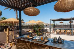 einen Tisch mit Speisen auf dem Balkon in der Unterkunft Riad Algora en exclusivité 13 P au cœur de la Médina in Marrakesch