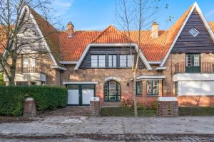 une maison en briques avec un toit orange dans l'établissement Chalet des Roses - Fantastic & renewed Villa 7p, au Coq