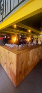 - un bar en bois avec des verres au-dessus dans l'établissement Suiteness Deir el qamar, à Dayr al Qamar