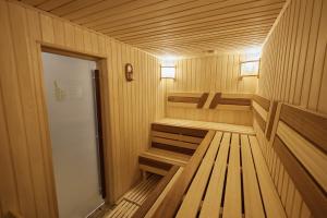una pequeña sauna de madera con dos bancos. en Хостел Впечатления, en Yekaterinburg