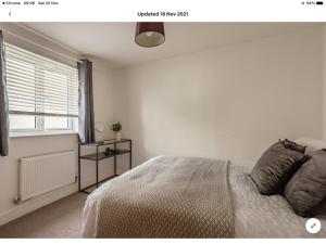 um quarto com uma cama e uma janela em Stunning 2-Bed Apartment in Newton Abbot em Newton Abbot