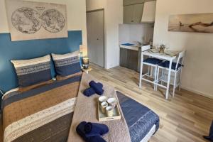 een woonkamer met een bed en een keuken bij Studio vue sur le clocher, au calme Moustiers #3 in Moustiers-Sainte-Marie
