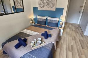 een slaapkamer met een bed met blauwe kruisen erop bij Studio vue sur le clocher, au calme Moustiers #3 in Moustiers-Sainte-Marie