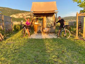 Jízda na kole v ubytování Les Lodges de la ViaRhôna - Tentes Lodges nebo okolí