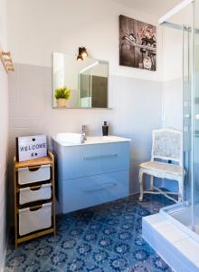 een badkamer met een wastafel en een spiegel bij Studio industriel, vue sur l’étoile, Moustiers #4 in Moustiers-Sainte-Marie