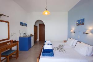 Postel nebo postele na pokoji v ubytování Flisvos Rooms