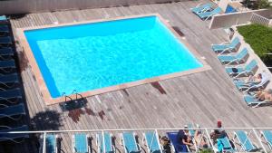 an overhead view of a swimming pool on a deck at SOPHIES HOMES FÉLIBRIGES BEACH & PALAIS des FESTIVALS in Cannes