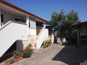 een wit huis met een trap en een patio bij Villa Giulia in Vieste
