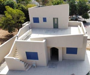uma vista aérea de uma casa branca com escadas em לילה בחוף אכזיב em Gesher HaZiw