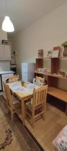 A kitchen or kitchenette at Comfortable and cosy studio near NDK