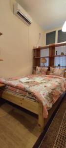 Giường trong phòng chung tại Comfortable and cosy studio near NDK