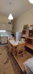 A kitchen or kitchenette at Comfortable and cosy studio near NDK Még 4 kép