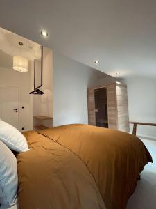 um quarto com uma cama num quarto em L'Officine - Résidence Le Cercle em Marche-en-Famenne