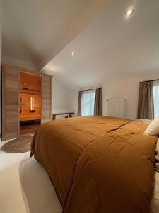 una camera con un grande letto di L'Officine - Résidence Le Cercle a Marche-en-Famenne