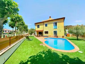 The swimming pool at or close to CASA YLENIA