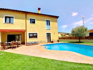 The swimming pool at or close to CASA YLENIA