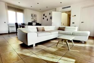 A seating area at CASA YLENIA