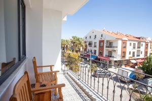 達特恰的住宿－Zephyros City Otel，阳台设有长凳,享有城市美景。