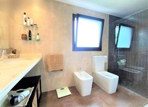 A bathroom at CASA YLENIA
