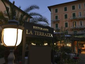 un cartello per un ristorante e un lampione di Hotel Settentrionale Esplanade a Montecatini Terme