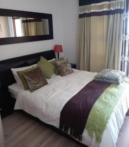 uma cama grande com almofadas num quarto em Ocean Breeze 23 em Kingsborough