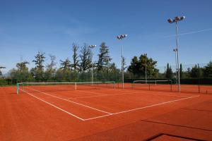 Tennis ja/või seinatennis majutusasutuses Assia Spa või selle läheduses