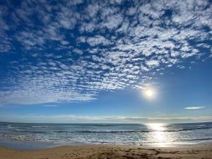 una vista sulla spiaggia con un cielo nuvoloso di Lloyds Beach Club a Torrevieja