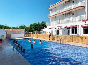 Bazén v ubytování Bungalows Camping Ferrer nebo v jeho okolí
