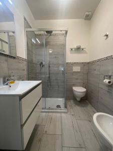 bagno con doccia, lavandino e servizi igienici di Sant'Anna apartments a Firenze