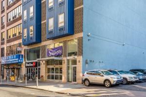 Sleep Inn Center City في فيلادلفيا: مبنى ازرق فيه سيارات تقف امامه