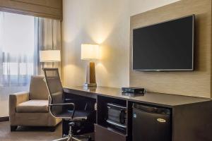 Habitación de hotel con escritorio, TV y silla en Sleep Inn Center City en Filadelfia