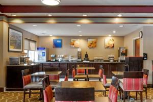 Restorāns vai citas vietas, kur ieturēt maltīti, naktsmītnē Comfort Inn & Suites