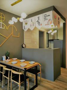 een eetkamer met een tafel en stoelen bij Super Cozy and Stylish Micasa 3 home- Hann's Residence in Sibu