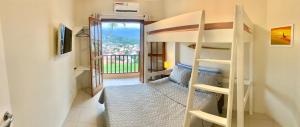a room with a bunk bed and a balcony at Pontal das Marinas Frente Ilhabela in São Sebastião +41 photos