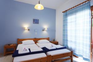 Postel nebo postele na pokoji v ubytování Flisvos Rooms
