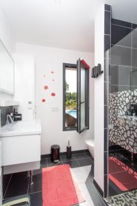 ein Badezimmer mit einem WC, einem Waschbecken und einem Spiegel in der Unterkunft Dune et Coquelicot in Gaillan-en-Médoc