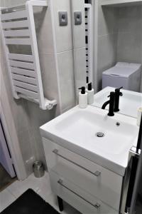 A bathroom at Eden Residence