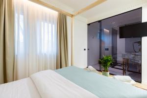 Postel nebo postele na pokoji v ubytování Garden Downtown Prishtina