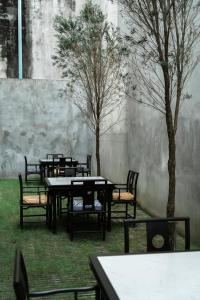 a group of tables and chairs in a courtyard at The Lantern Hatyai Hotel in Hat Yai