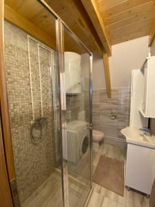 Ein Badezimmer in der Unterkunft HILL VIEW Chalets