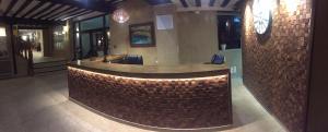 a bar in a restaurant with a brick wall at Hotel Resort Cueva del Fraile in Cuenca