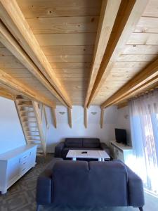 Un pat sau paturi într-o cameră la HILL VIEW Chalets