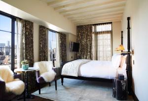 Giường trong phòng chung tại The Ludlow Hotel
