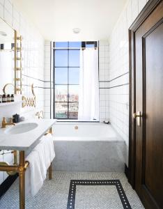 Phòng tắm tại The Ludlow Hotel